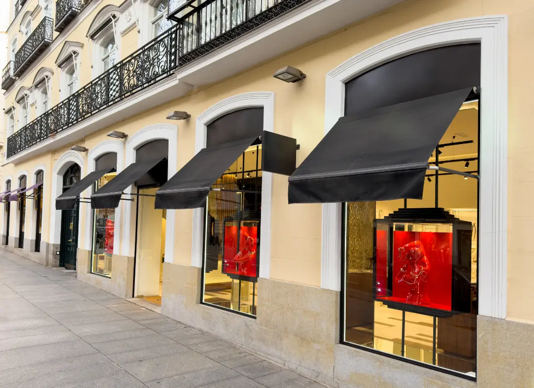 Façade vitrine de magasin en aluminium sur mesure à Caudry